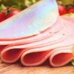 Tęczowy połysk na wędlinie