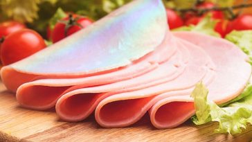 Tęczowy połysk na wędlinie