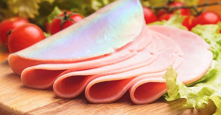 Tęczowy połysk na wędlinie