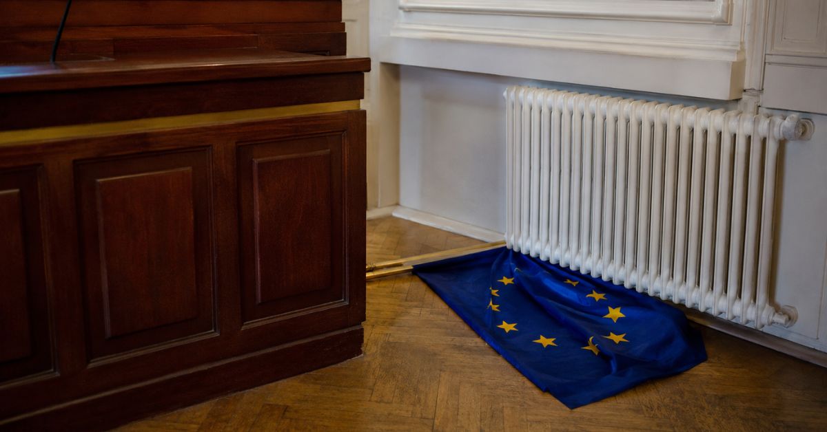 Incydent w Koszalinie. Sędzia zerwała flagę UE. To co zrobiła później, szokuje