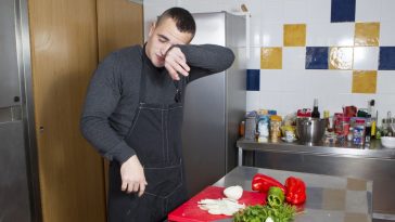 jak kroić cebulę żeby nie płakać