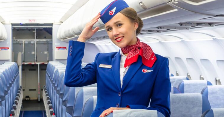 dlaczego stewardessa wita pasażerów