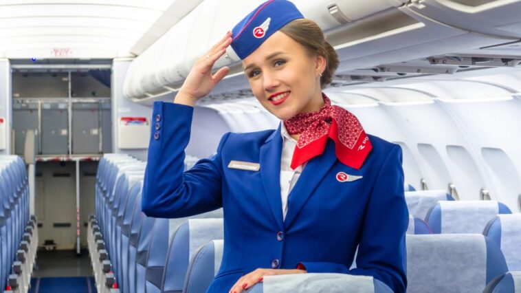 dlaczego stewardessa wita pasażerów
