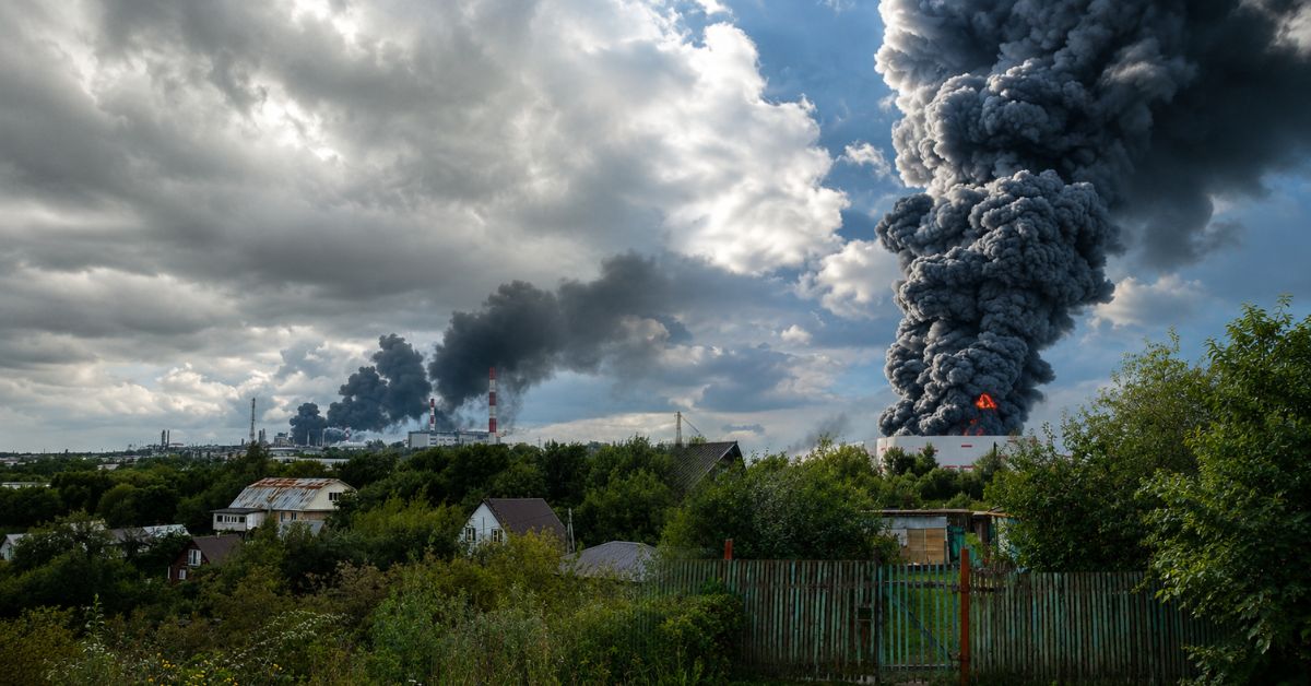 Rosja płonie po ataku Ukrainy. Lotnisko, rafinerie i magazyny w kłębach dymu